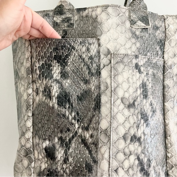 Buxton Faux Reptile Snakeskin Gray Cream Tote Bag w Exterior Pockets Spacious M - Picture 11 of 11